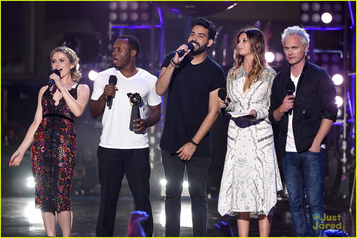 Rose McIver Presents Best New Fandom To Katherine McNamara & Emeraude Toubia at MTV Fandom Awards 2016