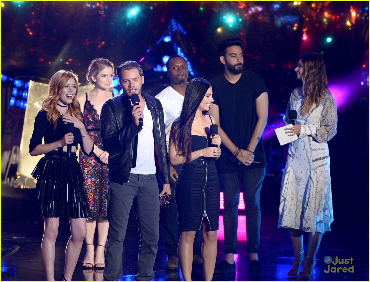 Rose McIver Presents Best New Fandom To Katherine McNamara & Emeraude Toubia at MTV Fandom Awards 2016