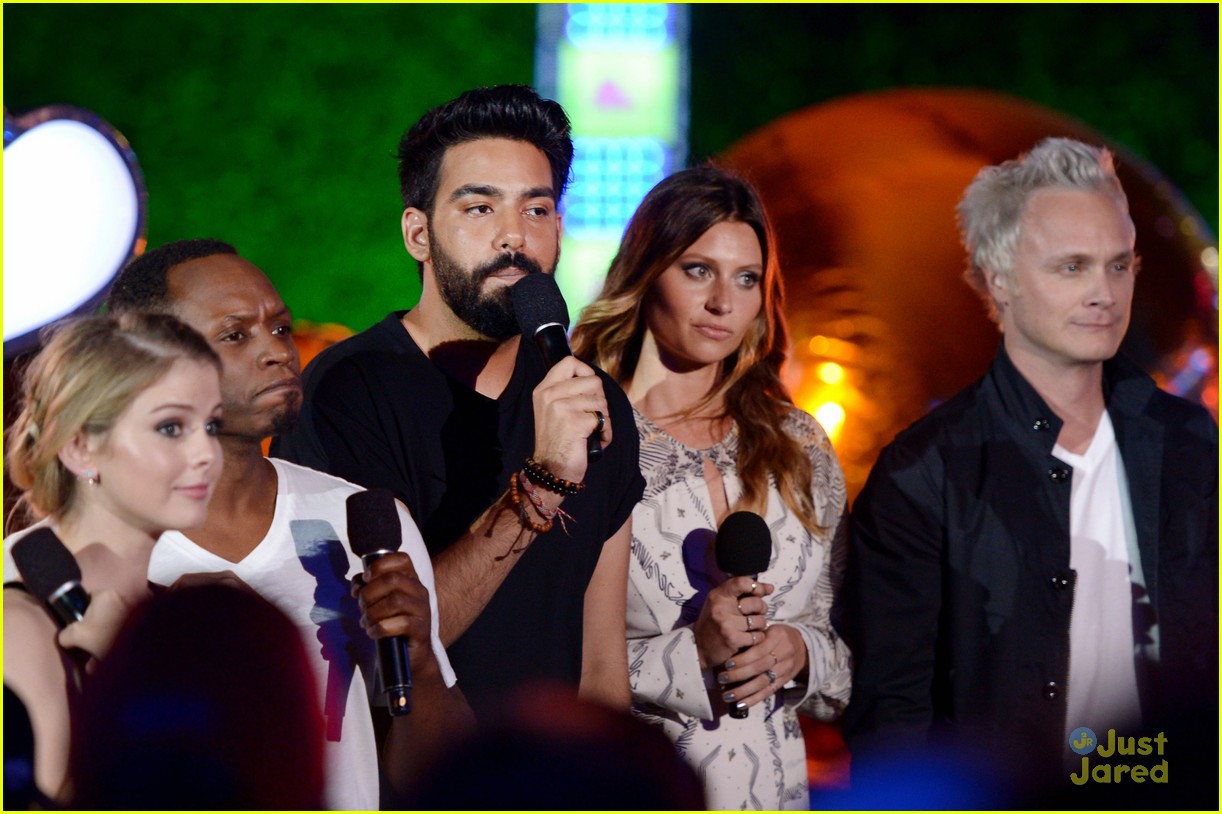 Rose McIver Presents Best New Fandom To Katherine McNamara & Emeraude Toubia at MTV Fandom Awards 2016