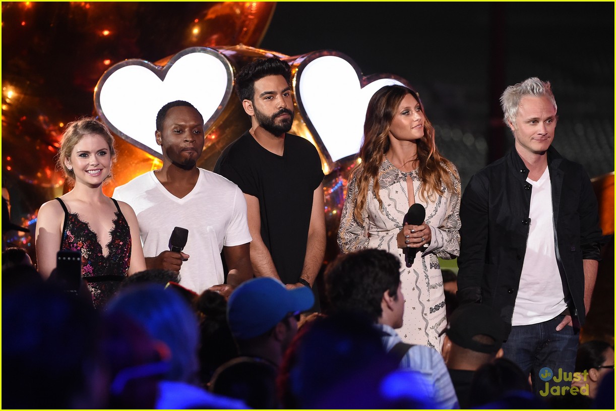 Rose McIver Presents Best New Fandom To Katherine McNamara & Emeraude Toubia at MTV Fandom Awards 2016