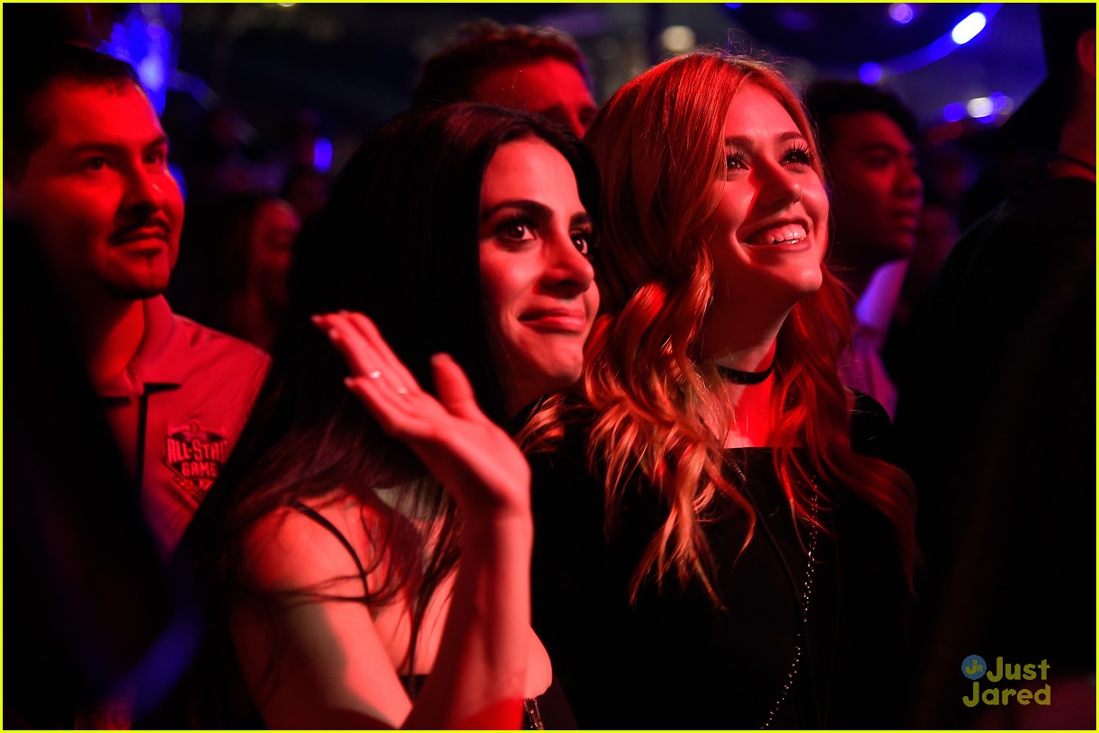 Rose McIver Presents Best New Fandom To Katherine McNamara & Emeraude Toubia at MTV Fandom Awards 2016