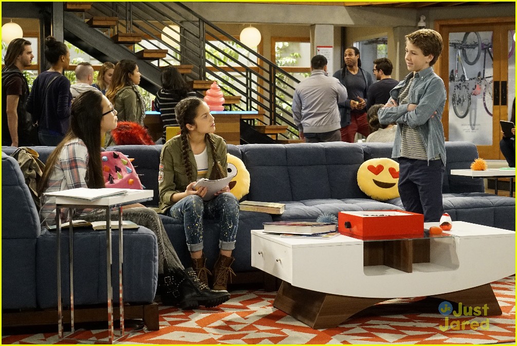 Logan Paul Guest Stars on 'Bizaardvark' With Brother Jake!