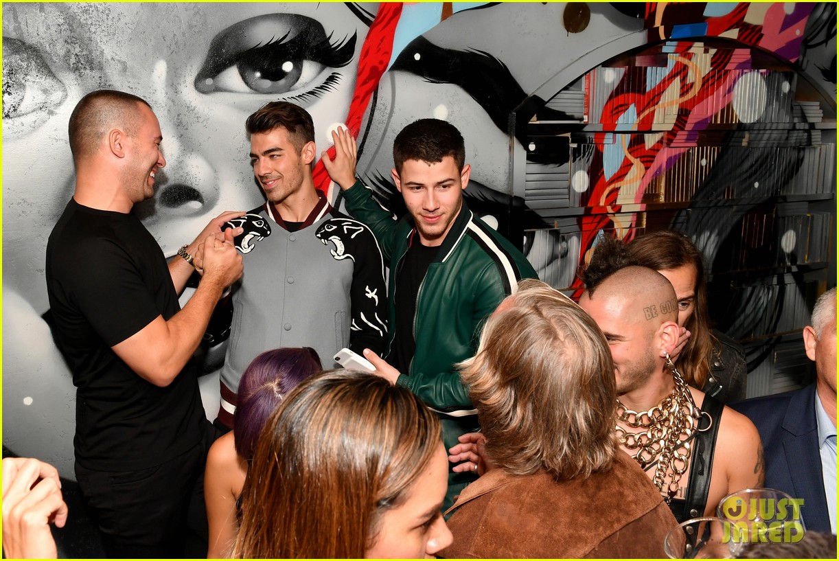 Hailee Steinfeld, Hailey Baldwin & Holland Roden Celebrate At Republic Records MTV VMAs After Party!