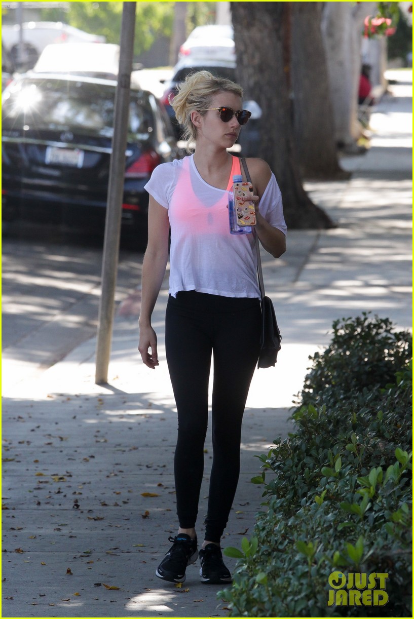 Emma Roberts Sings 'Love Yourself' With Billie Lourd on 'Scream Queen' Set - Watch Now!