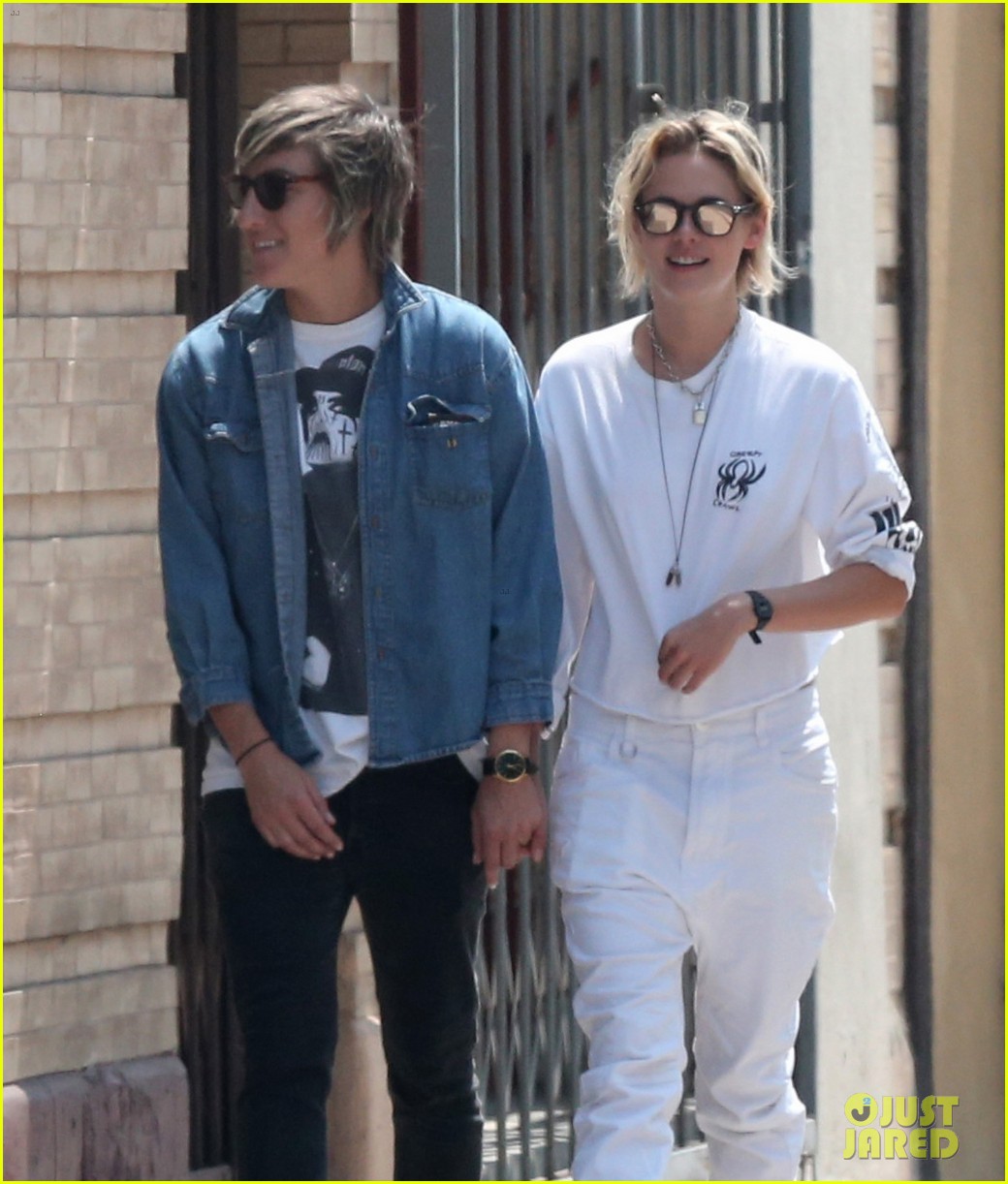 Kristen Stewart & Alicia Cargile Hold Hands While Heading to Lunch!