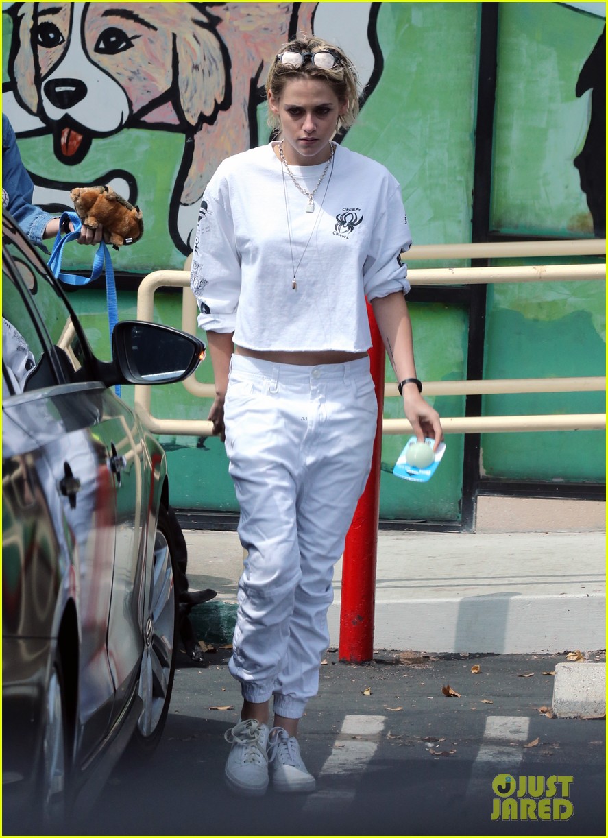 Kristen Stewart & Alicia Cargile Hold Hands While Heading to Lunch!