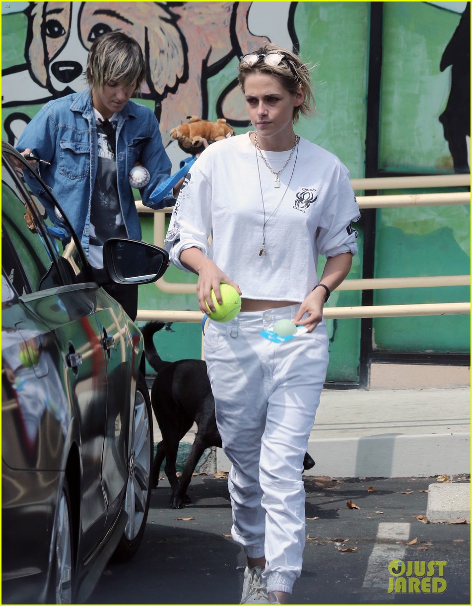 Kristen Stewart & Alicia Cargile Hold Hands While Heading to Lunch!