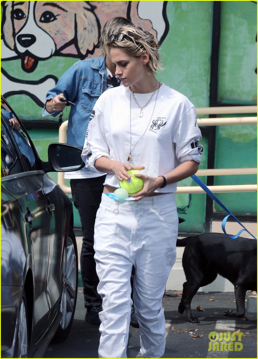 Kristen Stewart & Alicia Cargile Hold Hands While Heading to Lunch!