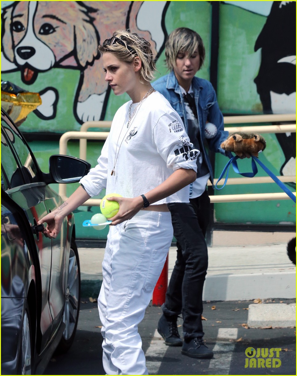 Kristen Stewart & Alicia Cargile Hold Hands While Heading to Lunch!
