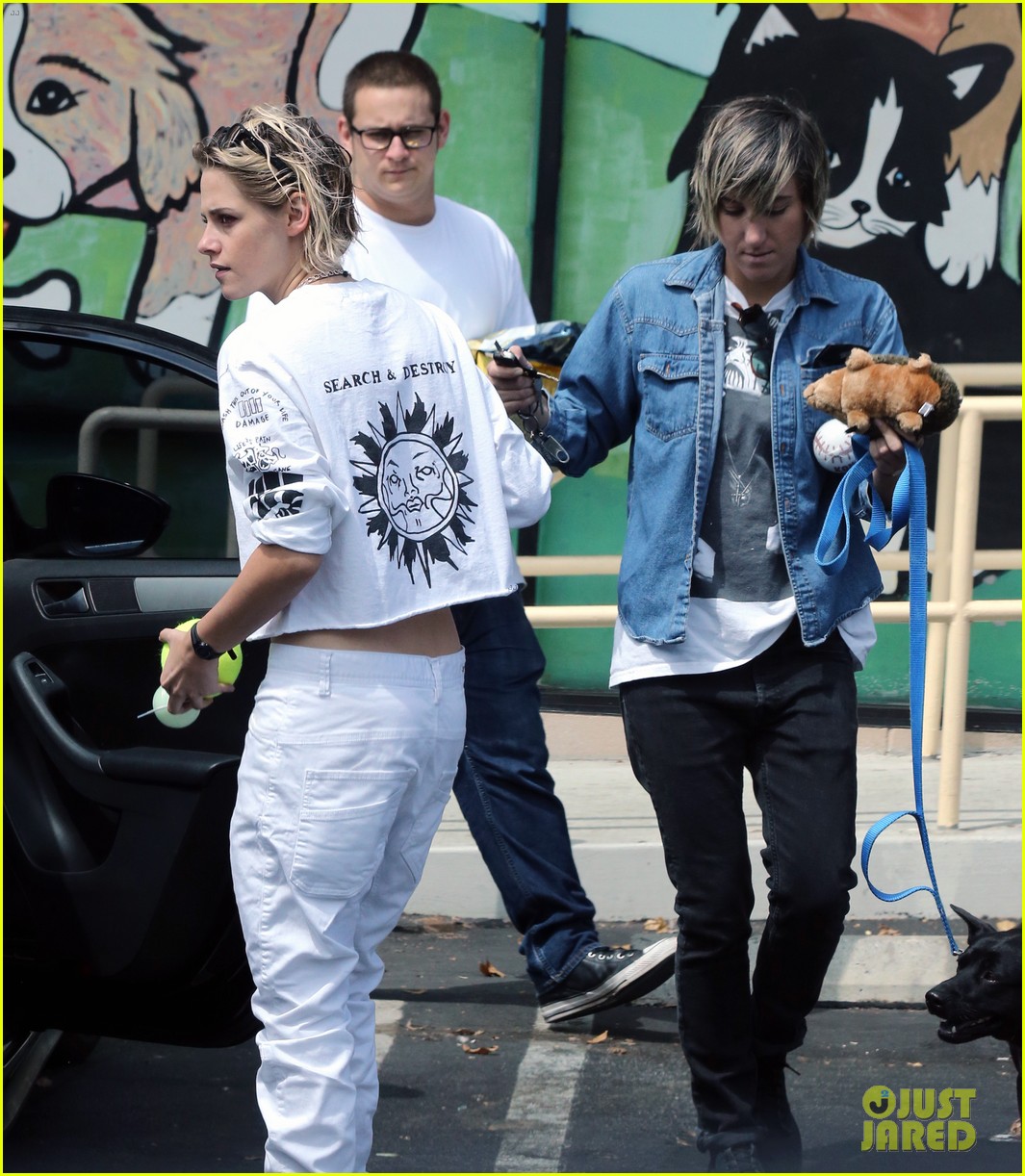 Kristen Stewart & Alicia Cargile Hold Hands While Heading to Lunch!
