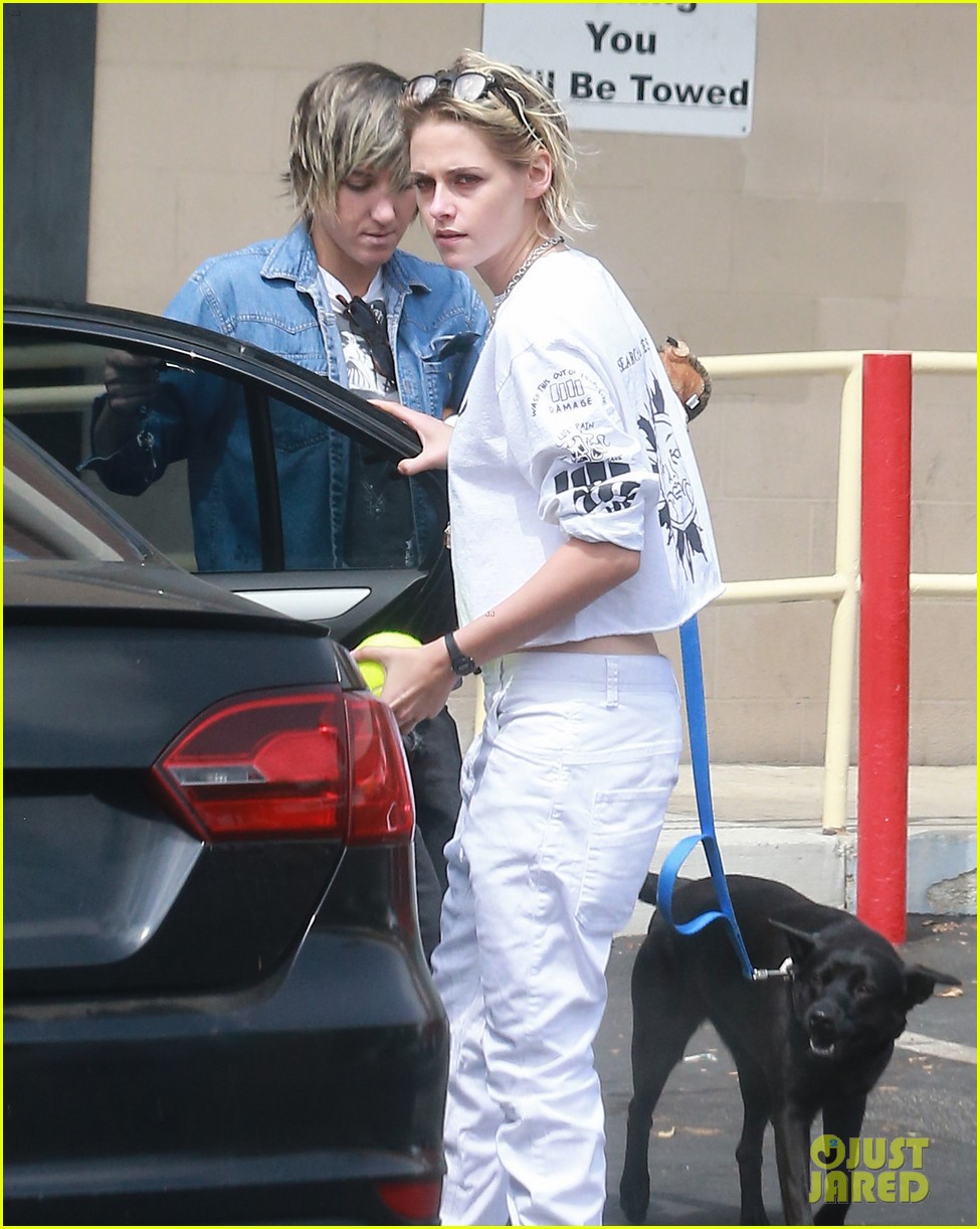 Kristen Stewart & Alicia Cargile Hold Hands While Heading to Lunch!