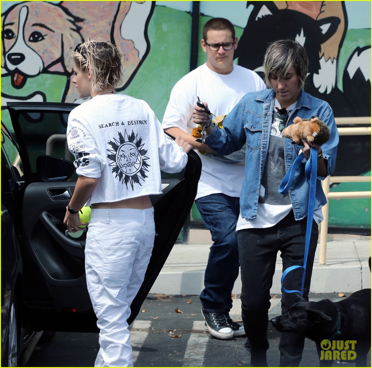 Kristen Stewart & Alicia Cargile Hold Hands While Heading to Lunch!