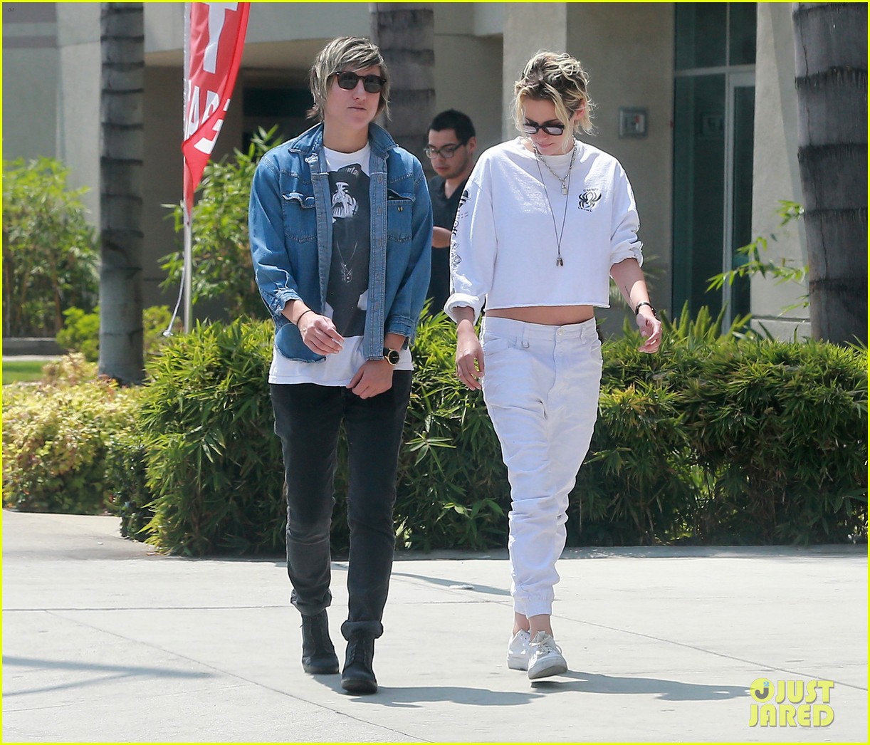 Kristen Stewart & Alicia Cargile Hold Hands While Heading to Lunch!