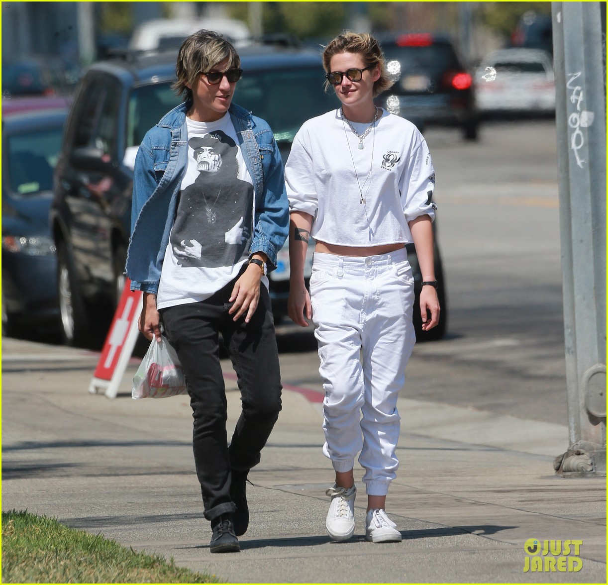 Kristen Stewart & Alicia Cargile Hold Hands While Heading to Lunch!