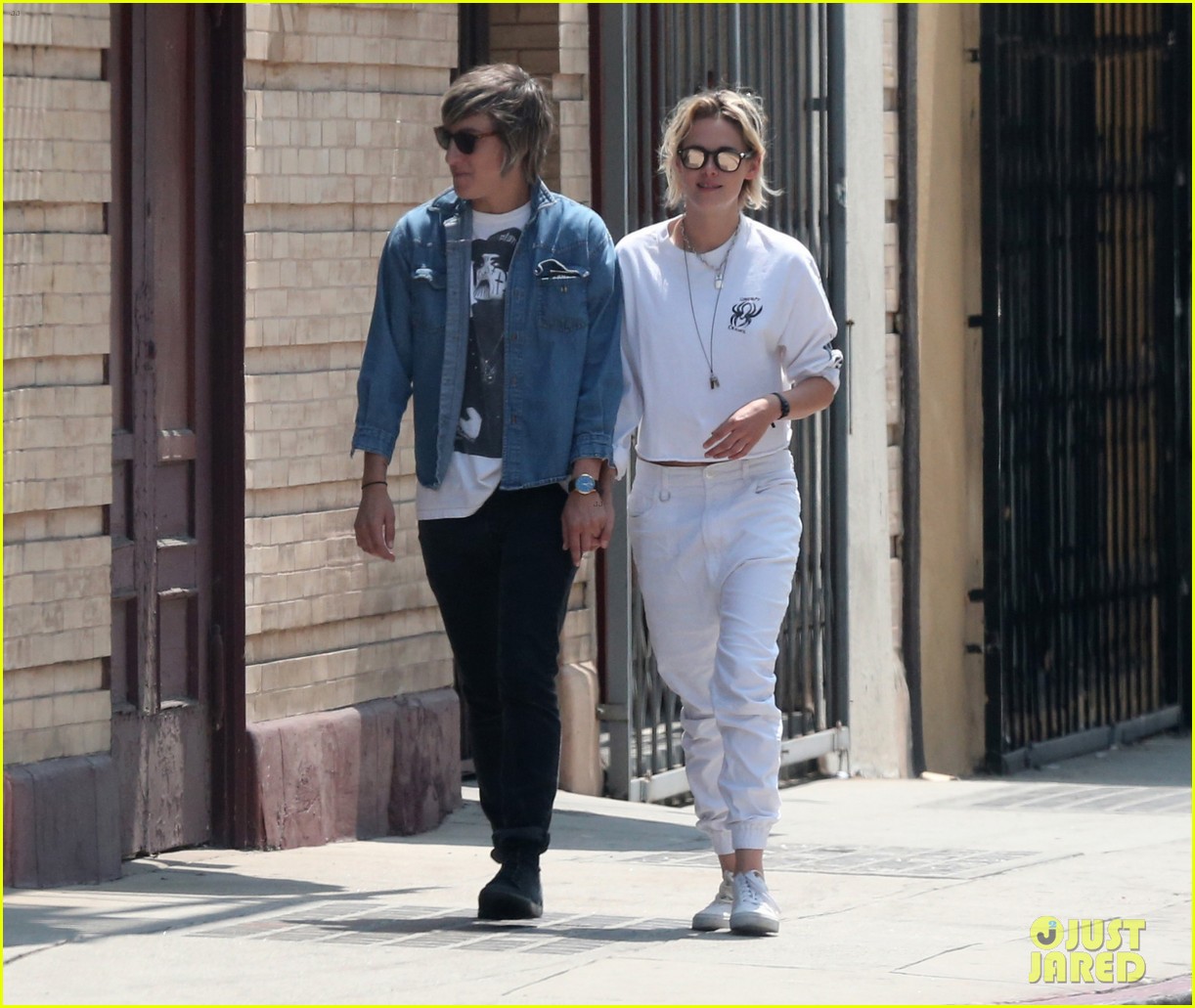 Kristen Stewart & Alicia Cargile Hold Hands While Heading to Lunch!
