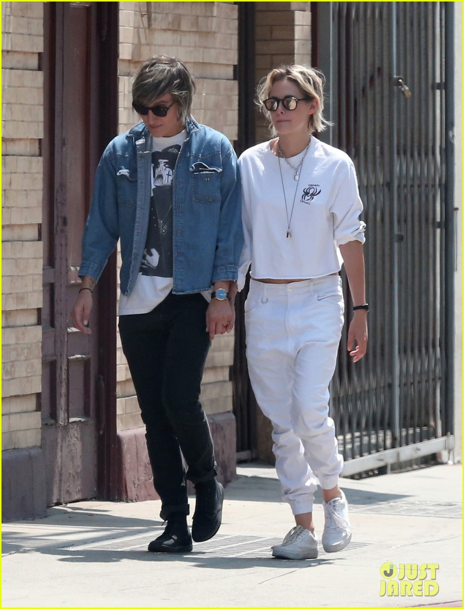Kristen Stewart & Alicia Cargile Hold Hands While Heading to Lunch!