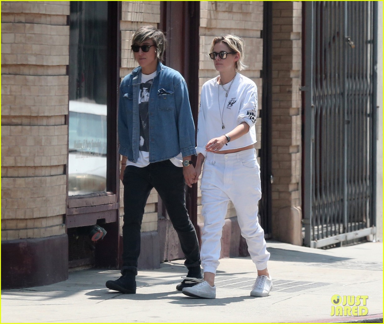 Kristen Stewart & Alicia Cargile Hold Hands While Heading to Lunch!