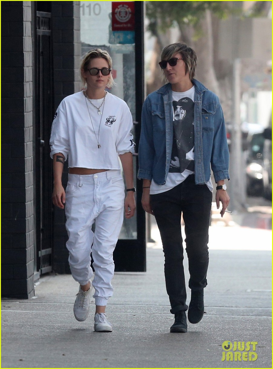 Kristen Stewart & Alicia Cargile Hold Hands While Heading to Lunch!