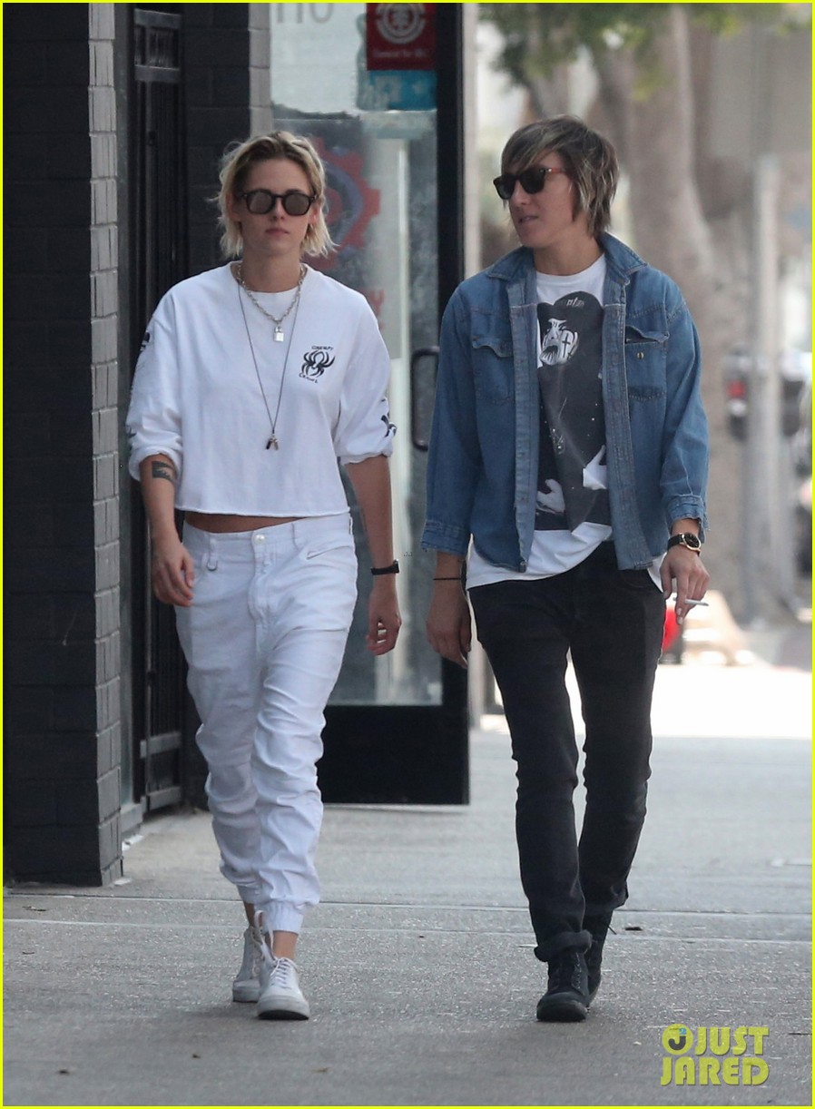 Kristen Stewart & Alicia Cargile Hold Hands While Heading to Lunch!