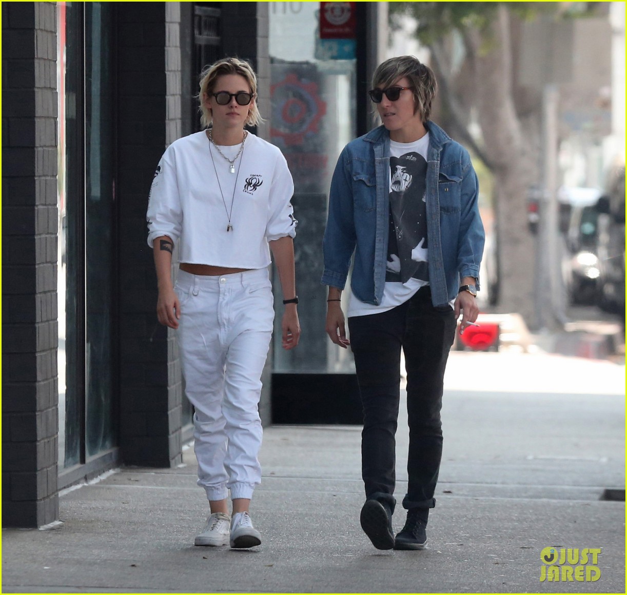 Kristen Stewart & Alicia Cargile Hold Hands While Heading to Lunch!
