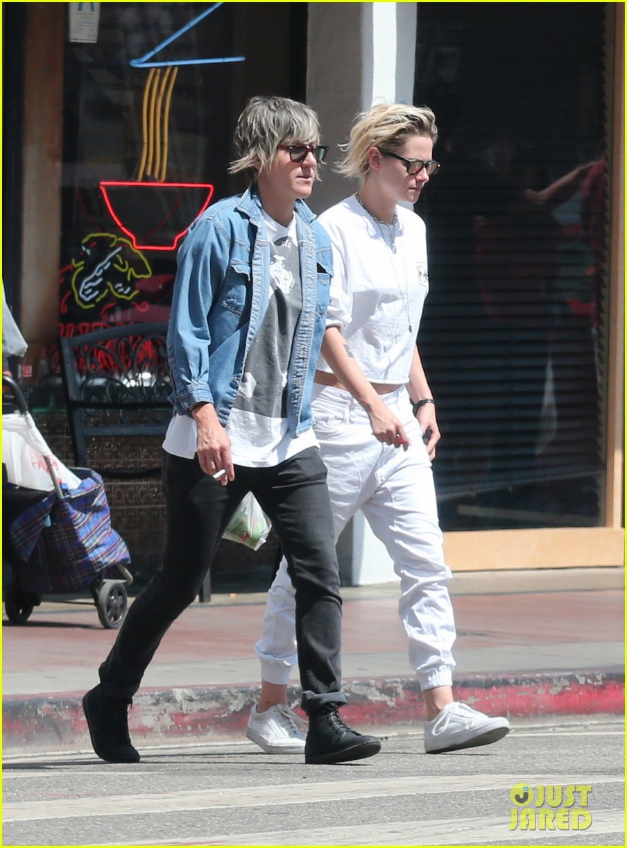 Kristen Stewart & Alicia Cargile Hold Hands While Heading to Lunch!