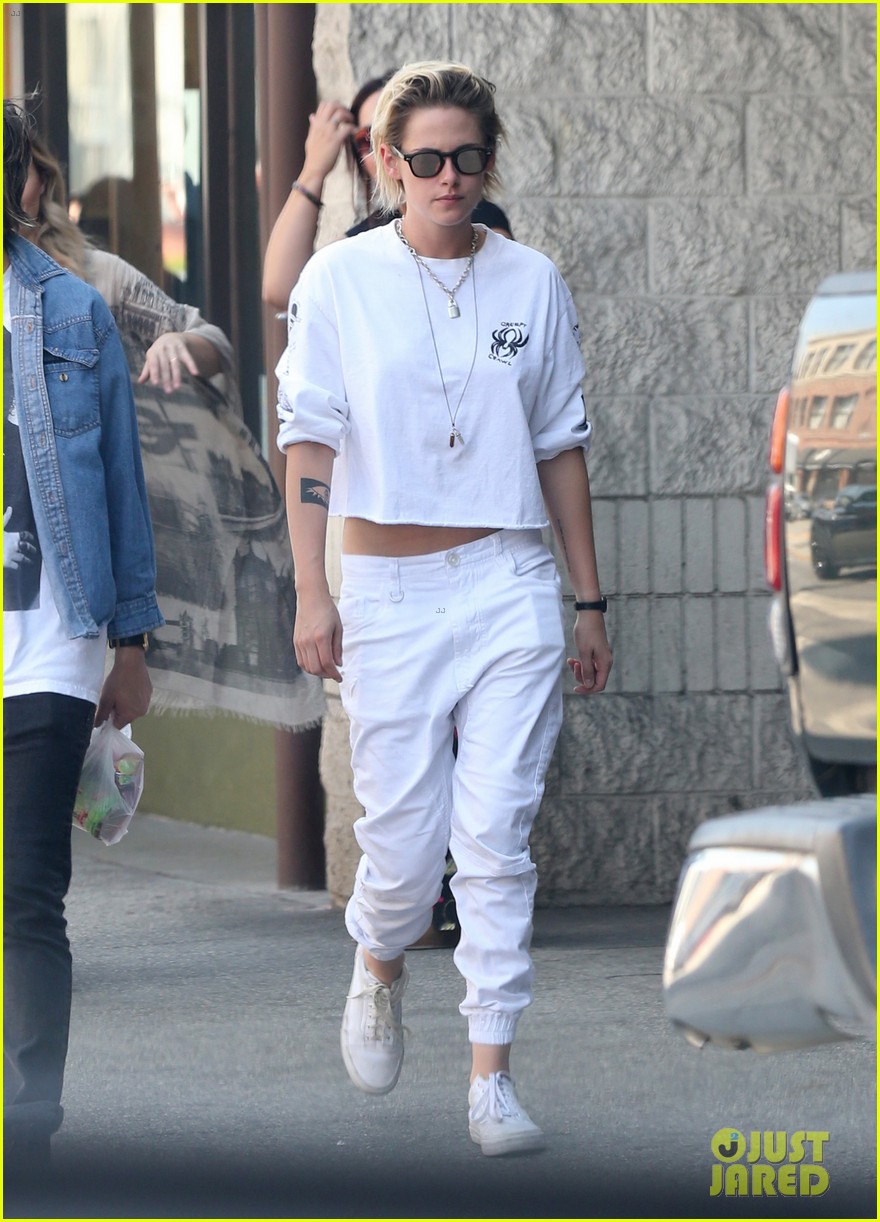 Kristen Stewart & Alicia Cargile Hold Hands While Heading to Lunch!