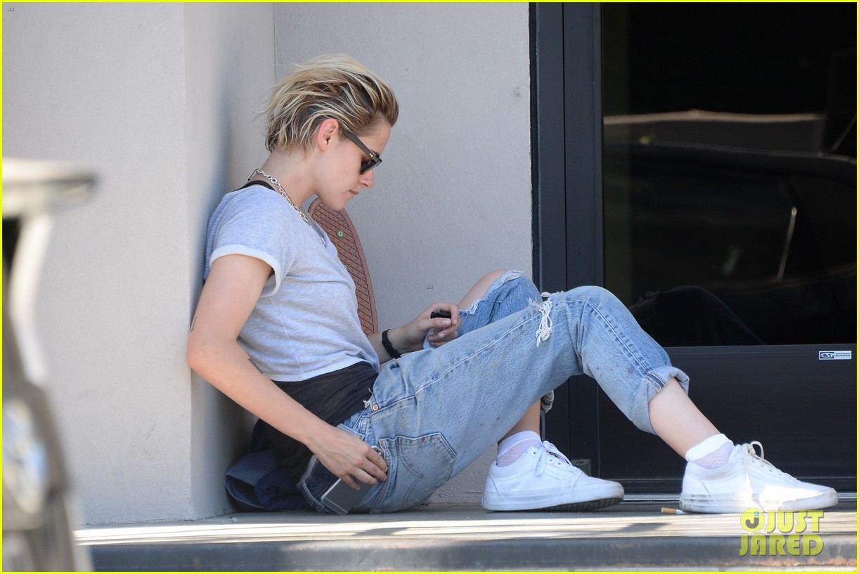 Kristen Stewart Hangs Out With Friends in LA
