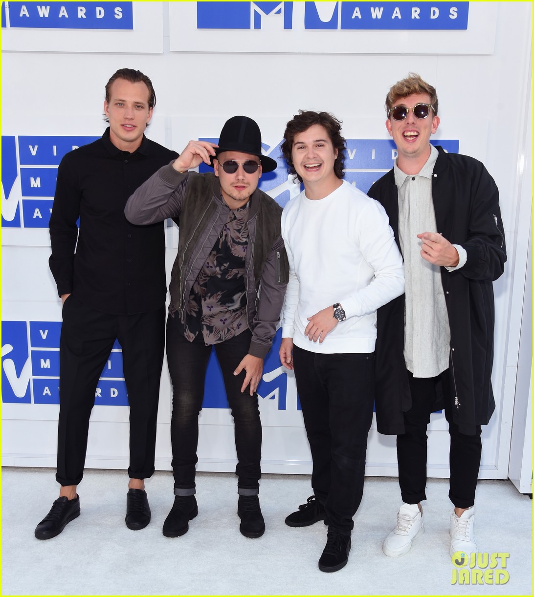 Lukas Graham Hits MTV VMAs 2016 Carpet Before Pre-Show Performance