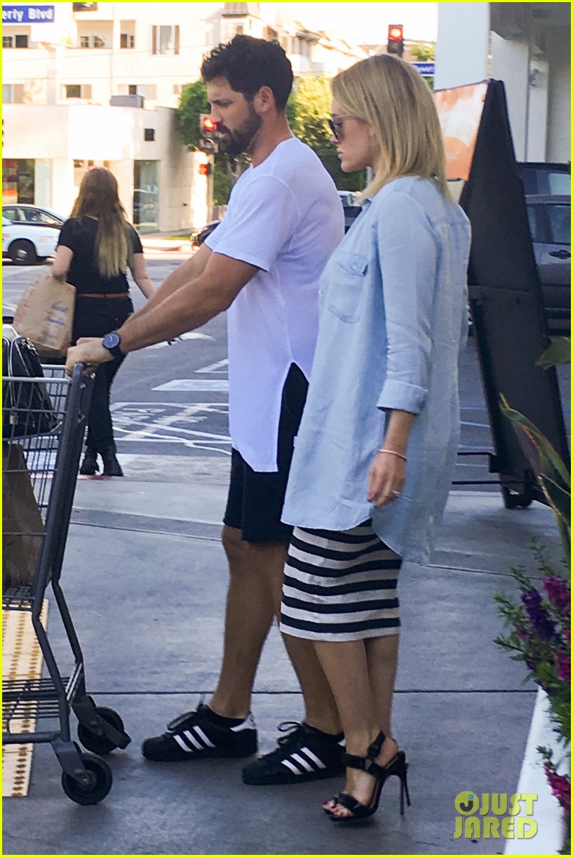 Peta Murgatroyd Hasn't Sent Maksim Chmerkovskiy On Emergency Pregnancy Craving Runs Yet