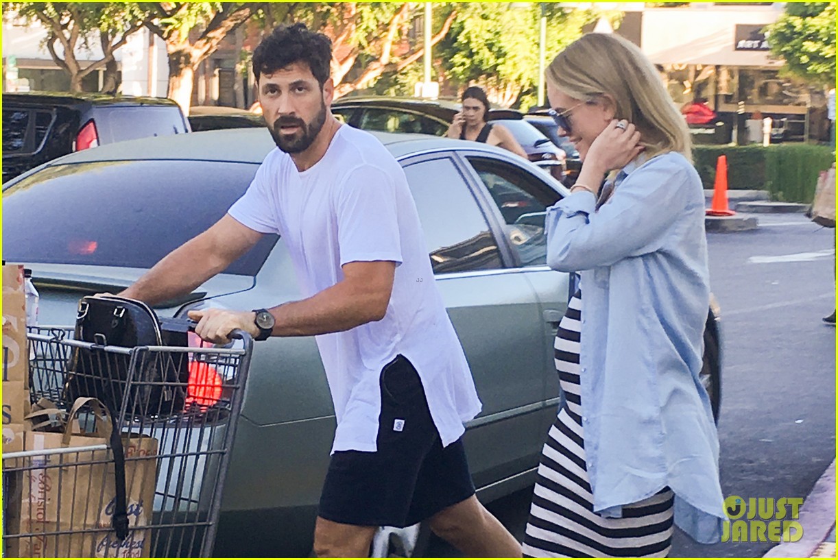 Peta Murgatroyd Hasn't Sent Maksim Chmerkovskiy On Emergency Pregnancy Craving Runs Yet