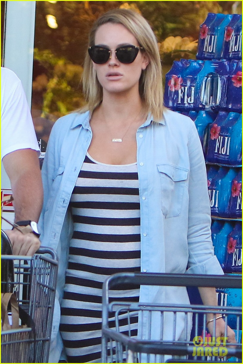 Peta Murgatroyd Hasn't Sent Maksim Chmerkovskiy On Emergency Pregnancy Craving Runs Yet