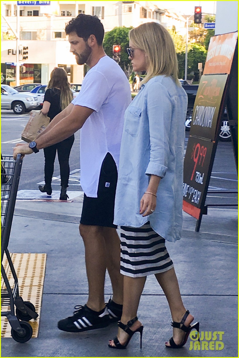 Peta Murgatroyd Hasn't Sent Maksim Chmerkovskiy On Emergency Pregnancy Craving Runs Yet