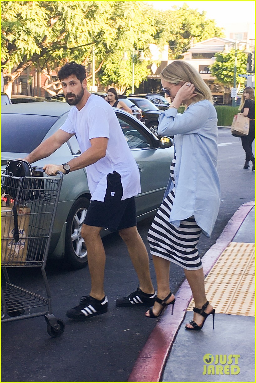 Peta Murgatroyd Hasn't Sent Maksim Chmerkovskiy On Emergency Pregnancy Craving Runs Yet