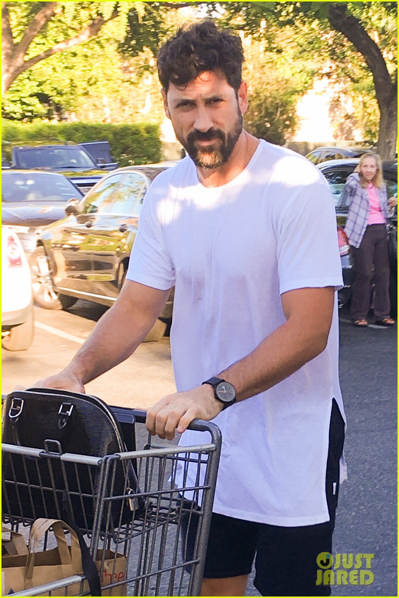 Peta Murgatroyd Hasn't Sent Maksim Chmerkovskiy On Emergency Pregnancy Craving Runs Yet