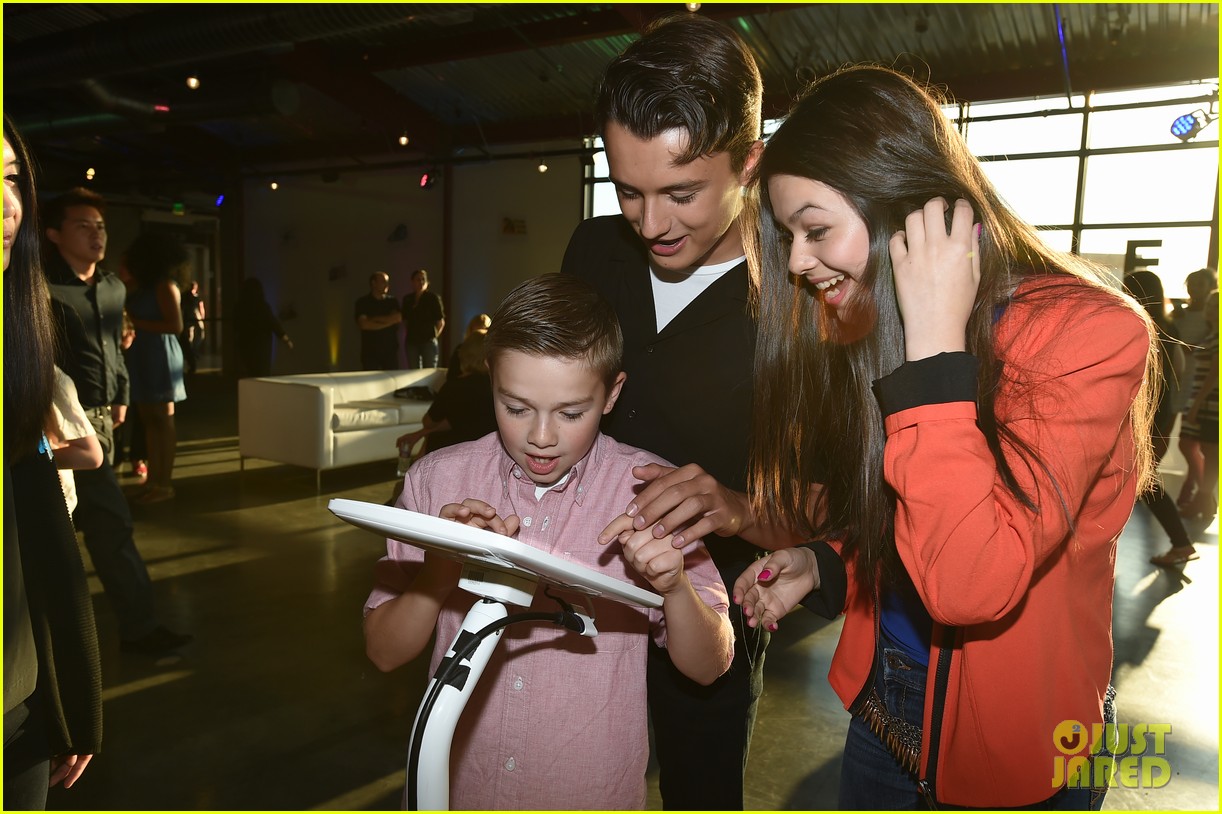 Paris Berelc & Nikki Hahn Play the Disney Mix App at JJJ Party!