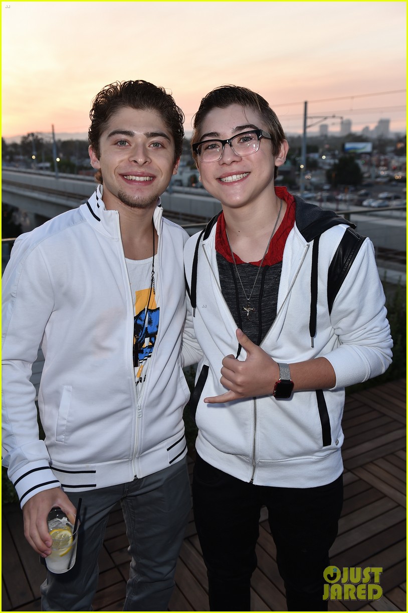 Paris Berelc & Nikki Hahn Play the Disney Mix App at JJJ Party!