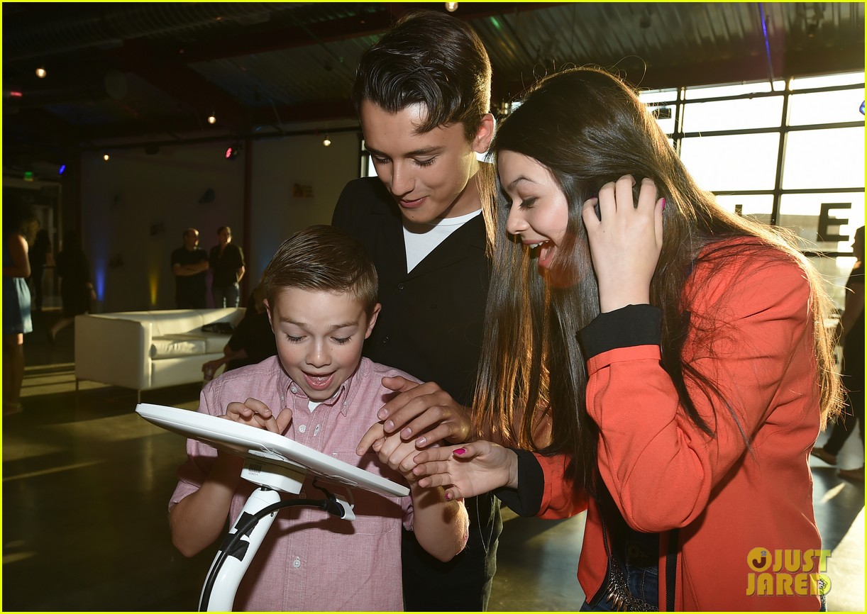 Paris Berelc & Nikki Hahn Play the Disney Mix App at JJJ Party!