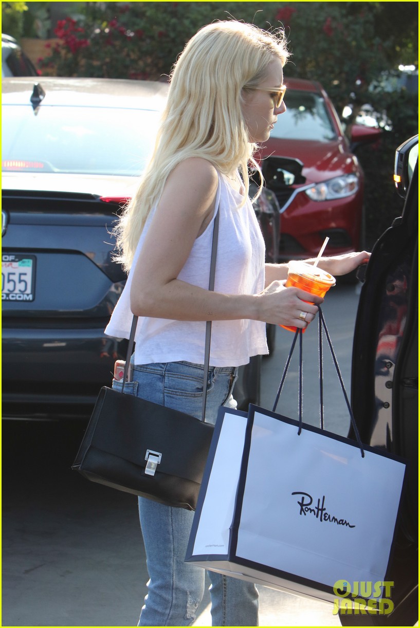 Emma Roberts Shares a 'Classic Chanels Convo' From 'Scream Queens' Set