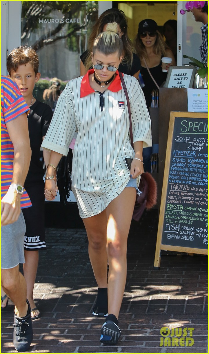 Sofia Richie Shares Cute Throwback Pic with Her Family!