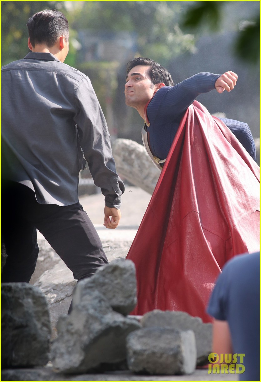 Tyler Hoechlin Fights a Villain as Superman!