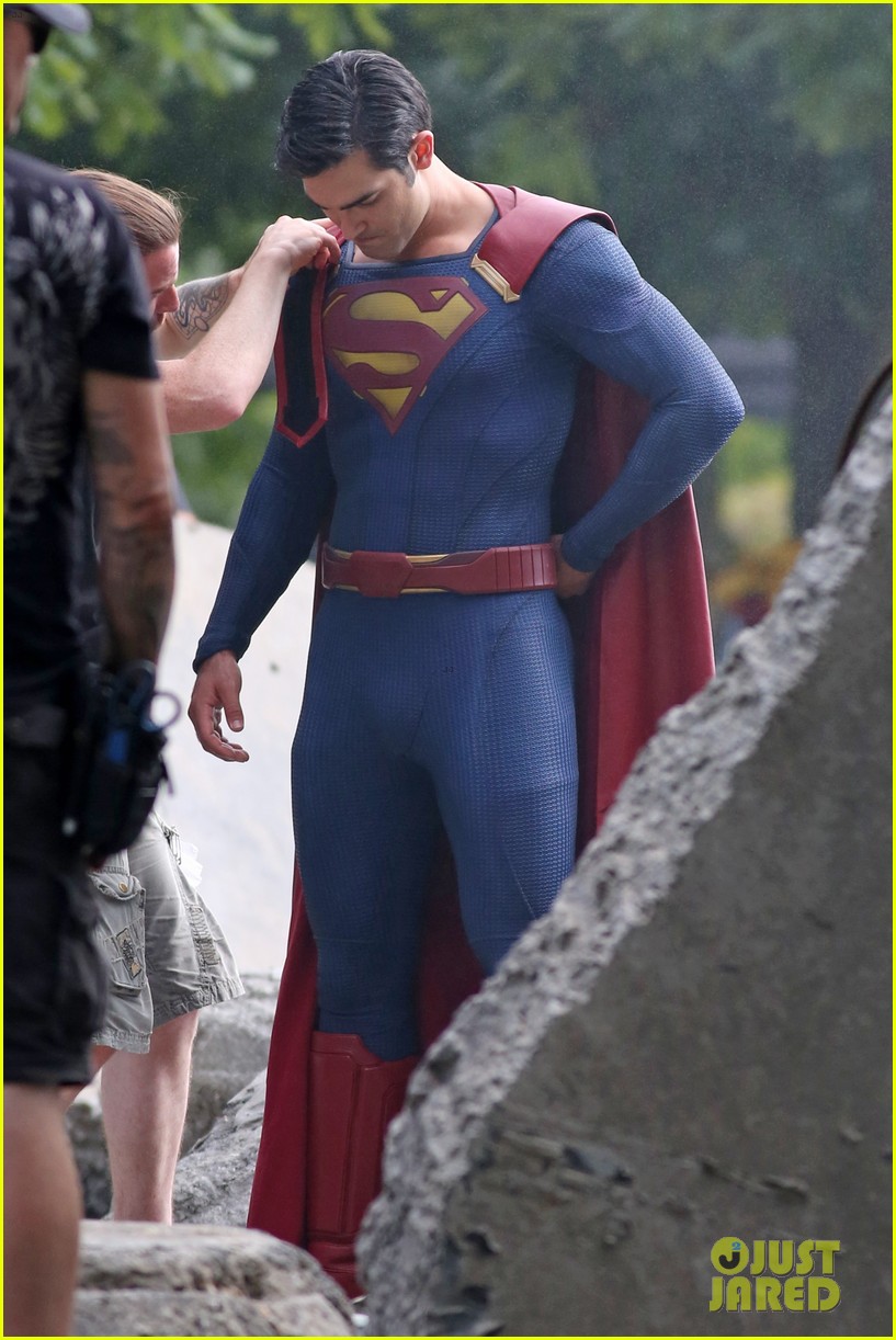 Tyler Hoechlin Fights a Villain as Superman!