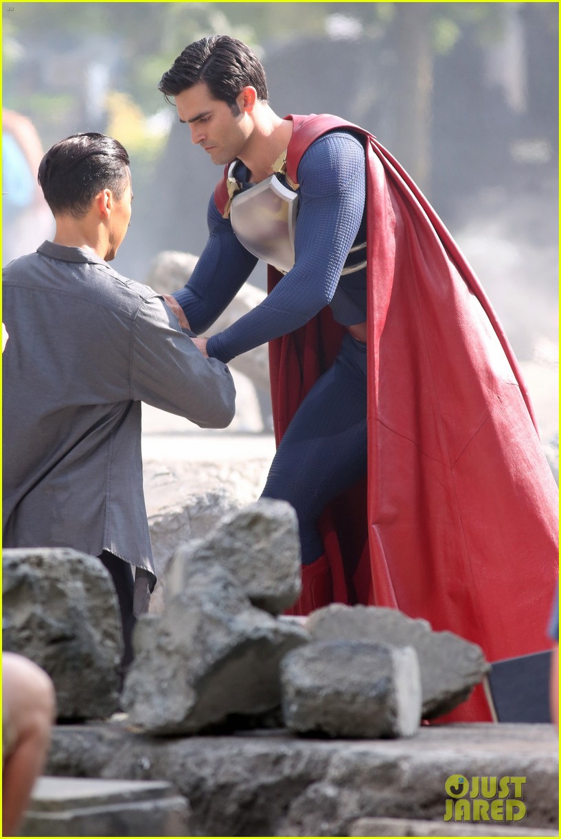 Tyler Hoechlin Fights a Villain as Superman!