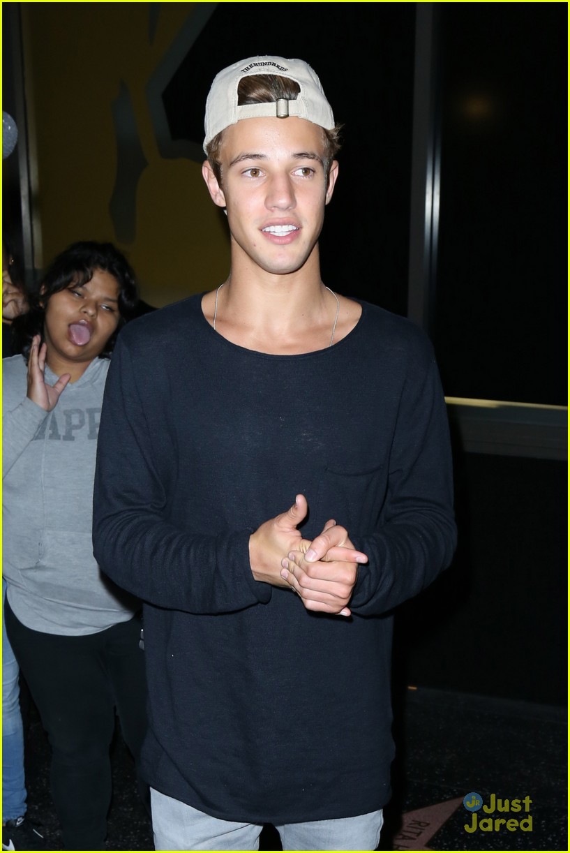 Cameron Dallas Thanks Fans For Vlogging Support