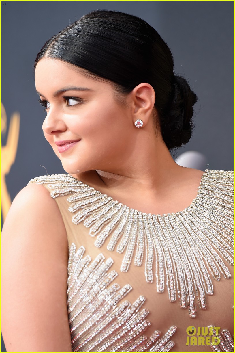 Modern Family's Sarah Hyland & Ariel Winter Hit the Emmys 2016 Red Carpet