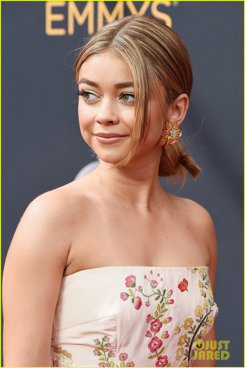Modern Family's Sarah Hyland & Ariel Winter Hit the Emmys 2016 Red Carpet