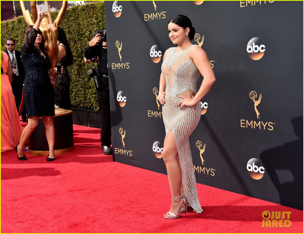 Modern Family's Sarah Hyland & Ariel Winter Hit the Emmys 2016 Red Carpet