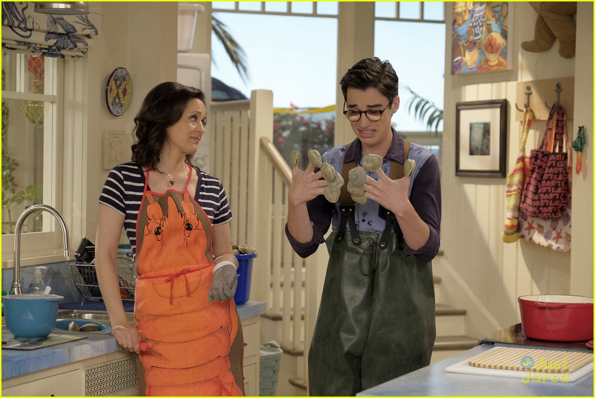 Linda & Heather Invade 'Liv & Maddie: Cali Style' - Watch A Sneak Peek!