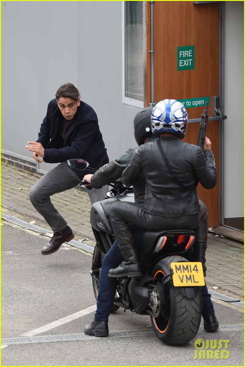 Luke Pasqualino is Almost Hit By a Motorcycle on 'Snatch' Set
