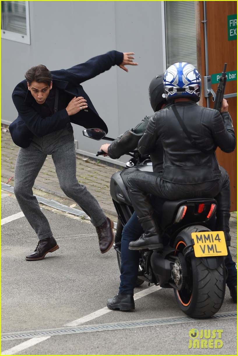 Luke Pasqualino is Almost Hit By a Motorcycle on 'Snatch' Set