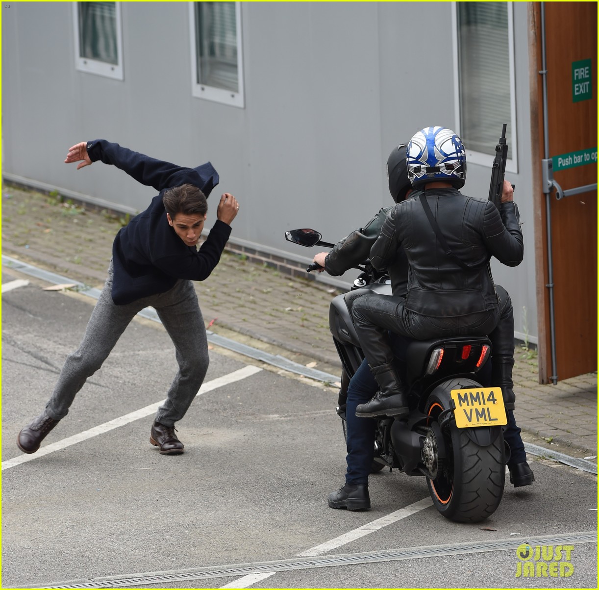 Luke Pasqualino is Almost Hit By a Motorcycle on 'Snatch' Set